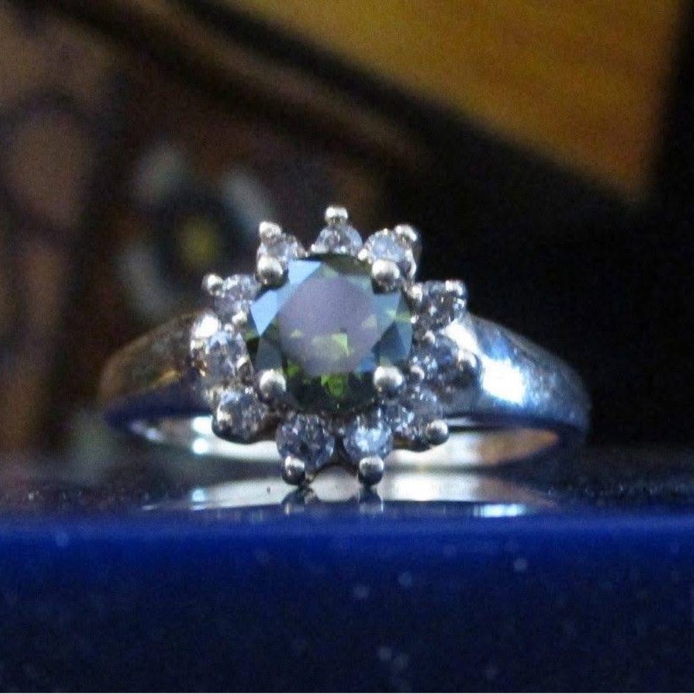 14kt yellow Gold and Green VS1 and white diamond Ring - Picture 3 of 4